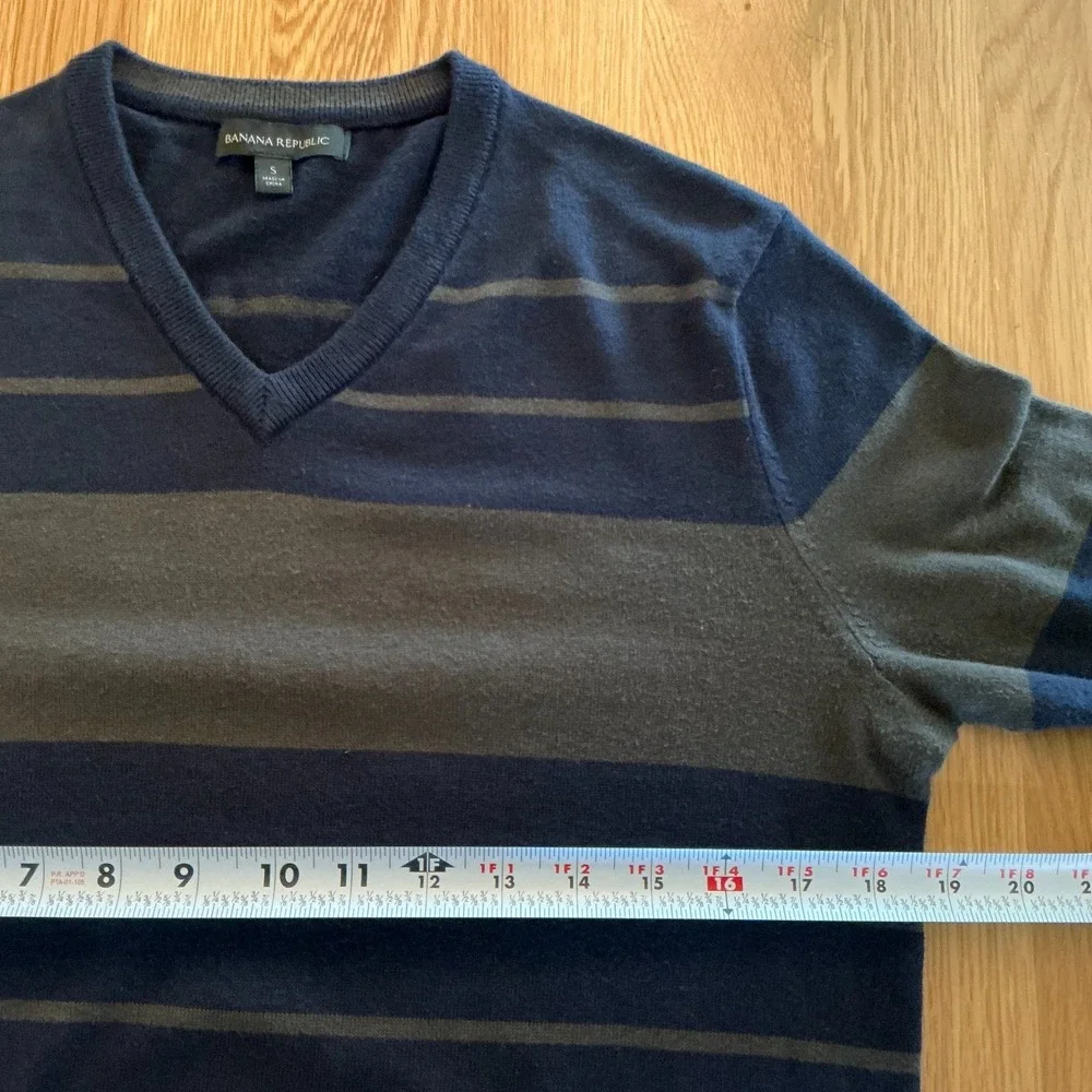 Banana Republic V Neck Sweater Men's Small Blue Gray Striped Cotton Blend